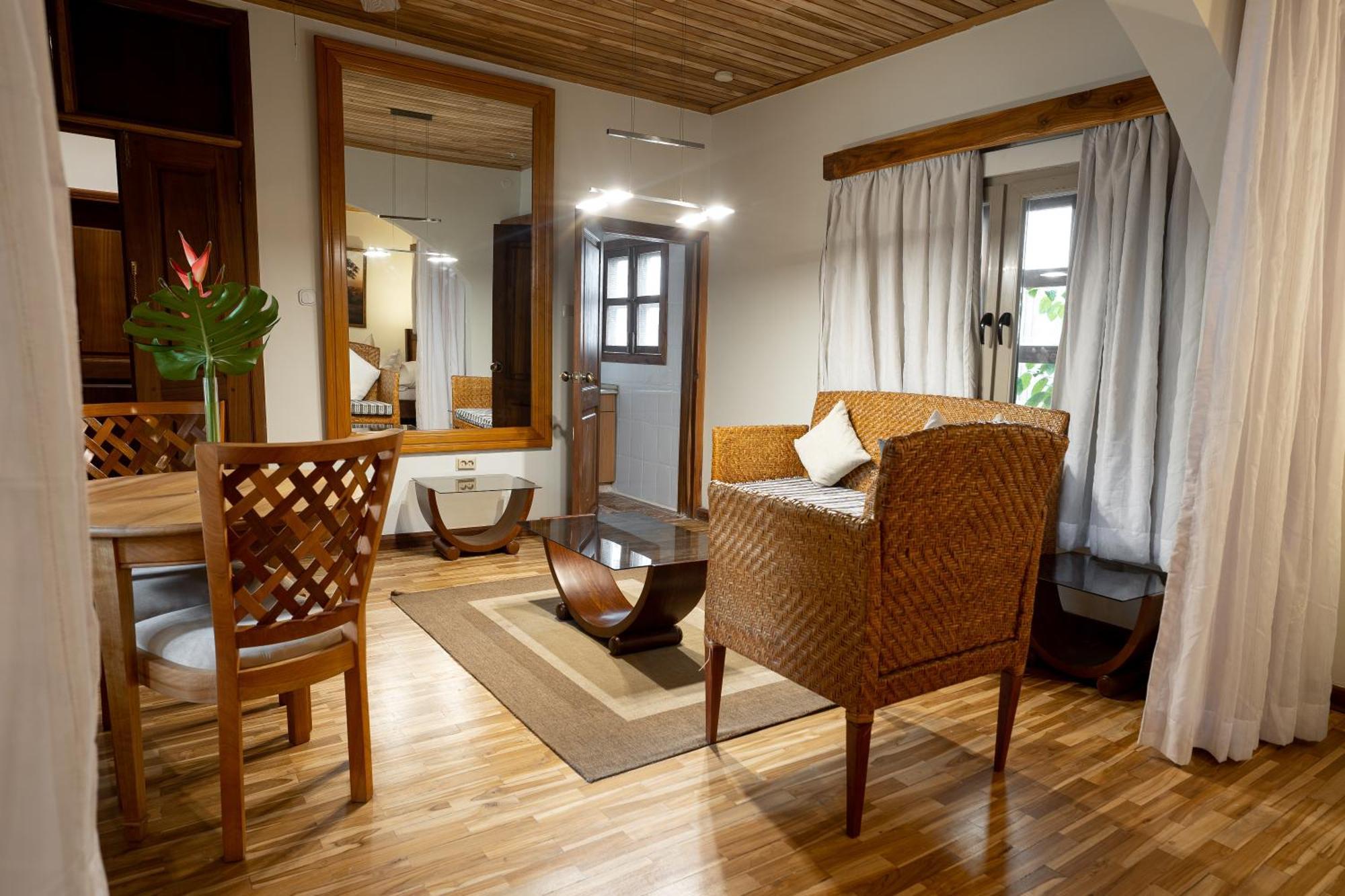Esther'S Hotel Аккра Екстер'єр фото